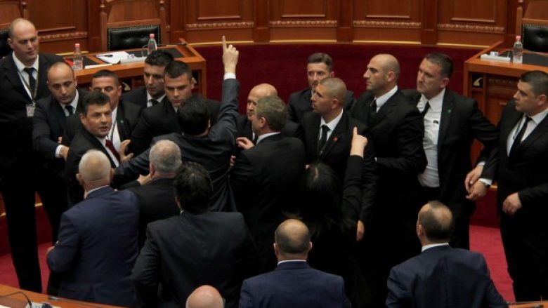 Përjashtohen nga Kuvendi Braçe dhe 3 deputetë të PD-së, falet Berisha
