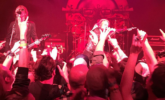 Dhe ndodh: Guns N’ Roses të ribashkuar mbajnë koncertin e parë pas 23 vitesh (Foto/Video)