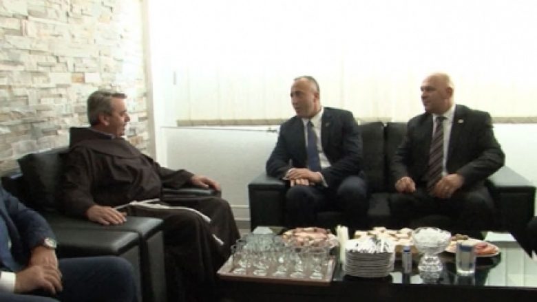 Haradinaj në Gjakovë viziton xhami, teqe e kishë