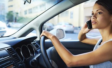 Shkencëtarët: Nuk është e saktë që përdorimi i telefonit gjatë vozitjes është aq i rrezikshëm