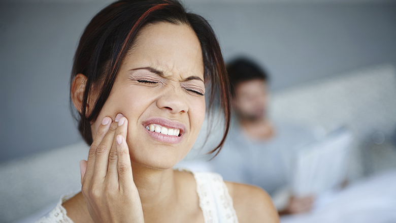 Metodat natyrale që ndihmojnë në largimin e dhimbjes së dhëmbit