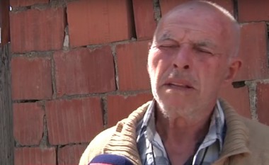 Për të mbajtur familjen, pensionisti del në rrugë për të kërkuar punë krahu (Video)