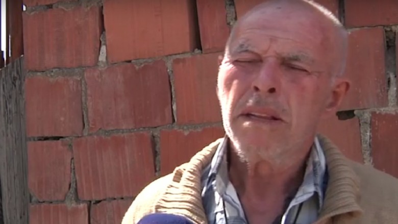 Për të mbajtur familjen, pensionisti del në rrugë për të kërkuar punë krahu (Video)