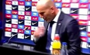 Zbulohet se çfarë kishte fshehur Zidane poshtë tavolinës gjatë konferencës për shtyp pas ndeshjes (Video)