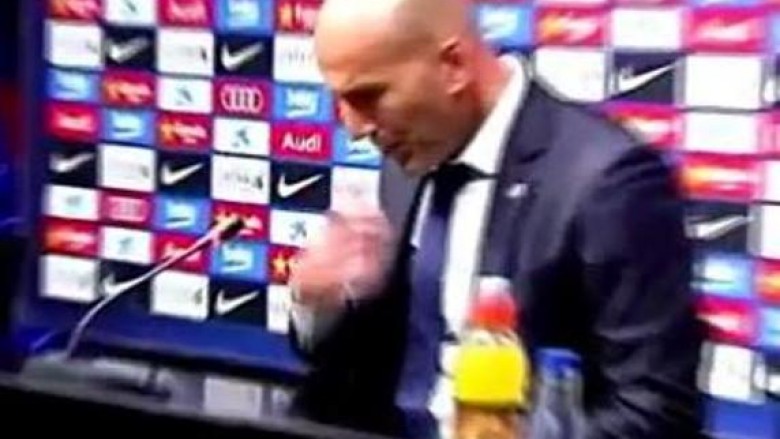 Zbulohet se çfarë kishte fshehur Zidane poshtë tavolinës gjatë konferencës për shtyp pas ndeshjes (Video)