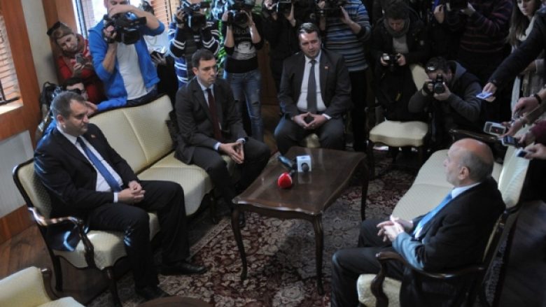 Kryeministri Mustafa i gatshëm të takohet me Shpend Ahmetin