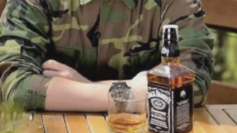 Nxënësit e Kamenicës, me veshje ushtarake e alkool (Video)