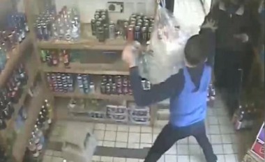 Plaçkitësi i armatosur del nga dyqani me sy të nxirë! (Video)