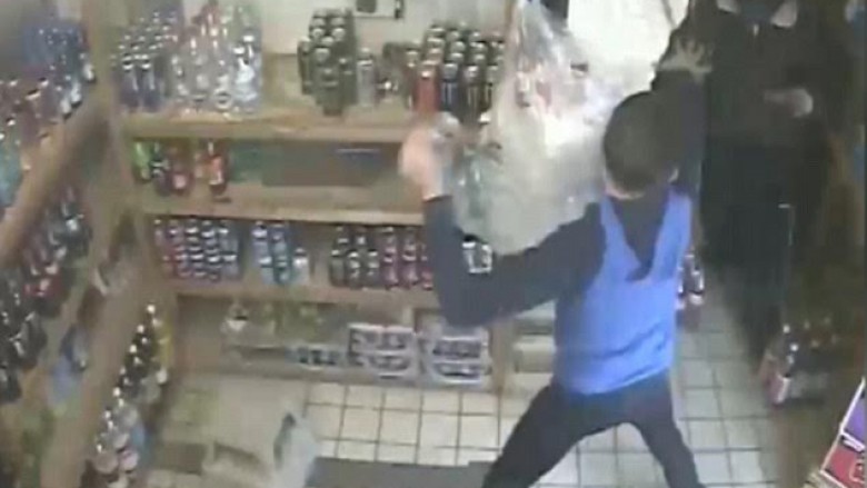 Plaçkitësi i armatosur del nga dyqani me sy të nxirë! (Video)