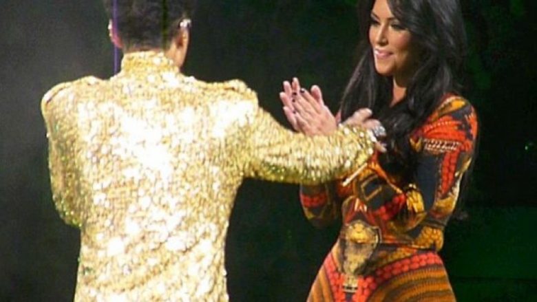 Momenti kur Prince e kishte përzënë nga skena Kim Kardashianin (Video)