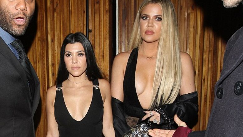 I habitin të gjithë, motrat Kardashian kapen për gjoksi (Foto)