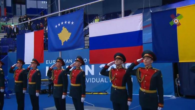 Madhështore: Ushtria ruse duke nderuar flamurin e Kosovës (Foto/Video)