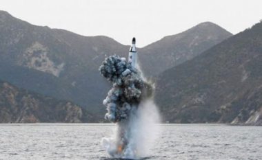 Koreja e Veriut lanson raketë balistike nga nëndetësja