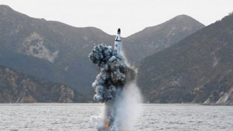 Koreja e Veriut lanson raketë balistike nga nëndetësja