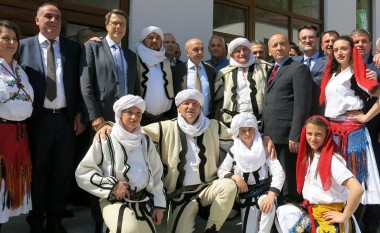 Kryeministri Mustafa, Shefi i Zyrës së BE-së e kryetari i Pejës, ia hedhin valles (Foto/Video)