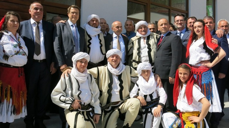 Kryeministri Mustafa, Shefi i Zyrës së BE-së e kryetari i Pejës, ia hedhin valles (Foto/Video)