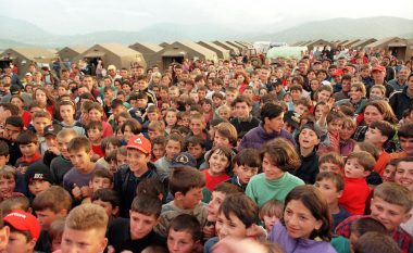 Ribashkimi emocionues i familjes Berisha, me familjen që i strehoi në Kukës më 1999 (Video)