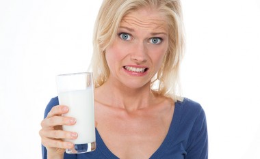 Keni ndjenjën e pakëndshme të fryrjes pas pirjes së qumështit?