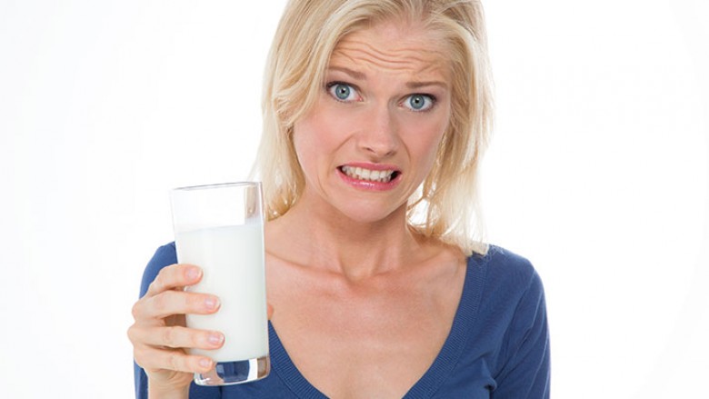 Keni ndjenjën e pakëndshme të fryrjes pas pirjes së qumështit?