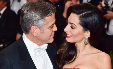 George Clooney i dashuruar kokë e këmbë