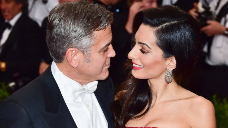 George Clooney i dashuruar kokë e këmbë