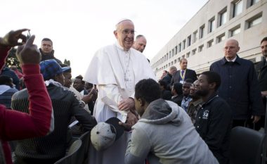 Papa Françesku do të marrë me vete në Itali 10 refugjatë
