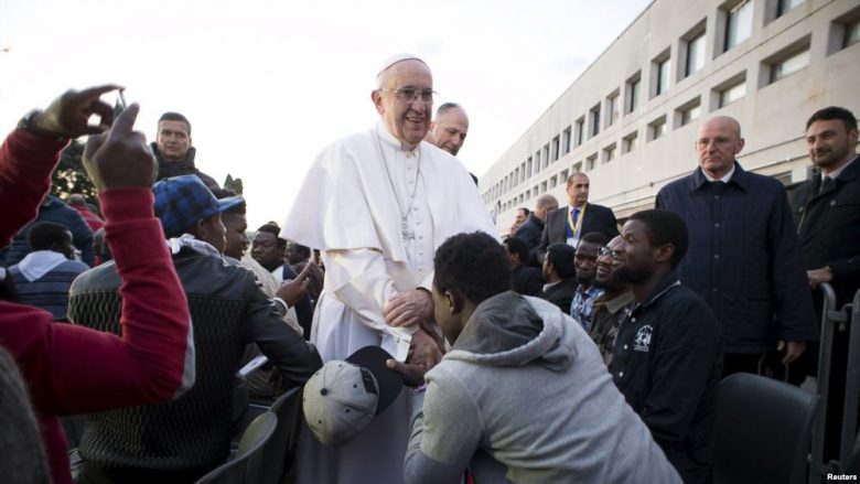 Papa Françesku do të marrë me vete në Itali 10 refugjatë