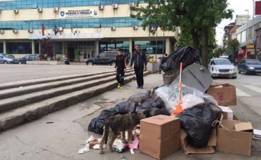 Mbeturina para derës së objektit të Komunës së Ferizajt