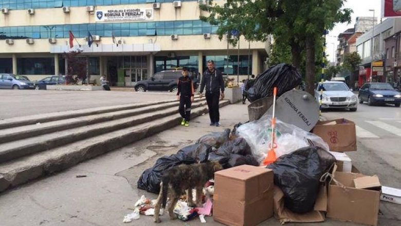 Mbeturina para derës së objektit të Komunës së Ferizajt