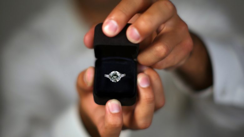 Gjashtë shenja që tregojnë se i dashuri po planifikon të të propozoj martesë…