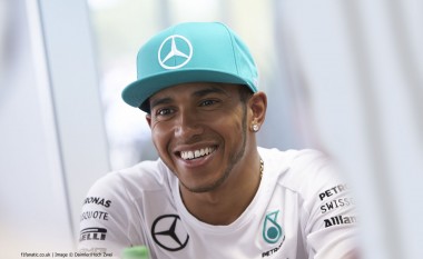 Hamilton në ‘pole position’ për Çmimin e Madh të Bahernit