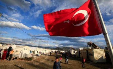 Merkel në Turqi për krizën e refugjatëve