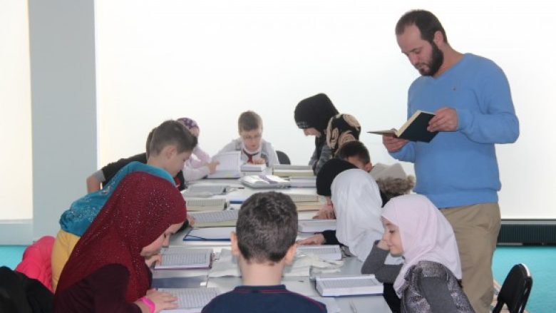 Në Zvicër po zbrazen shkollat shqipe, po mbushen xhamitë! (Foto)