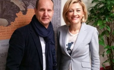 Kryetari i liberalëve të Austrisë e “ngrit në qiell” Mimoza Kusari-Lilën