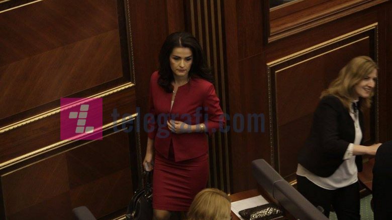 Mirjeta Kalludra, deputetja e re që zëvendësoi Teuta Sahatqiun (Foto)