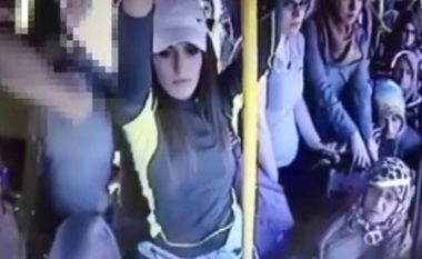 Shiheni si e pësoi mashkulli që ngacmoi një vajzë në autobus (Video)