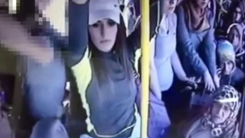 Shiheni si e pësoi mashkulli që ngacmoi një vajzë në autobus (Video)