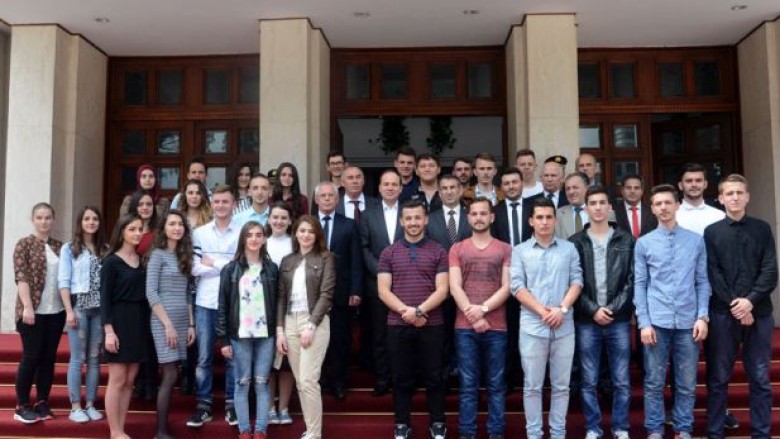 Nishani priti nxënësit e Luginës së Preshevës: Qeveria të mbrojë interesat kombëtare