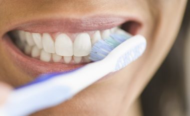 Deri tani keni qenë duke i pastruar dhëmbët gabim! Kjo është mënyra e duhur për t’i pastruar (Video)