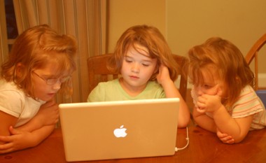 Si ndikon Facebook në trurin e fëmijëve?