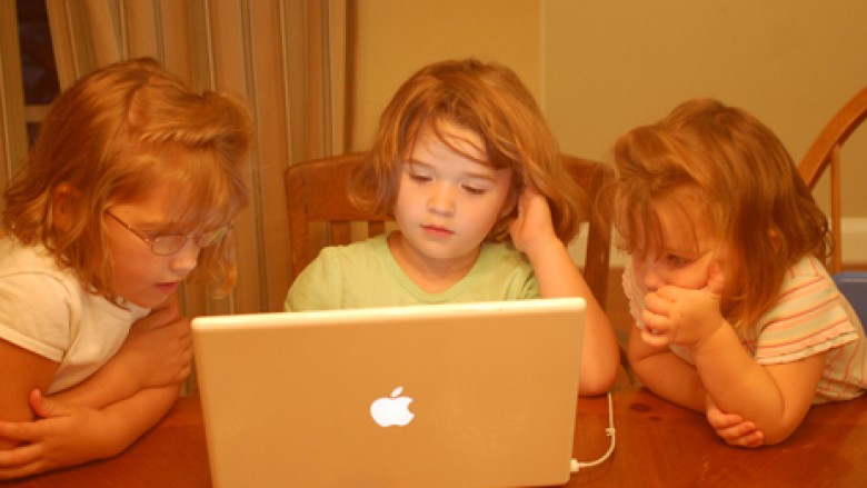 Si ndikon Facebook në trurin e fëmijëve?