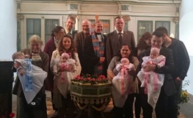 Katërnjakët shqiptarë pagëzohen në një kishë në Gjermani, kumbarë bëhet kryeministri i landit