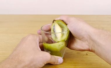 Mënyra më e lehtë për të qëruar një kivi ose mango (Video)