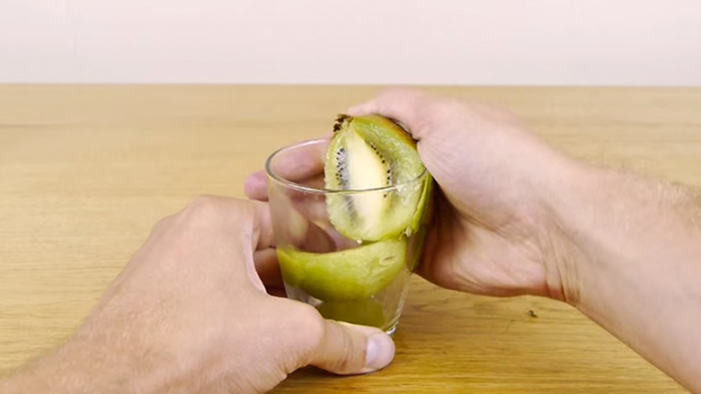 Mënyra më e lehtë për të qëruar një kivi ose mango (Video)