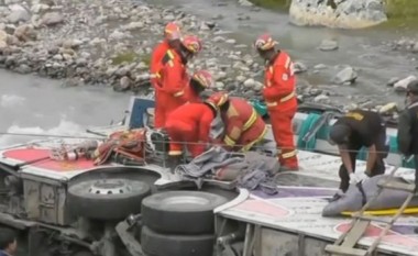 Peru, autobusi bie në lum, 23 të vdekur