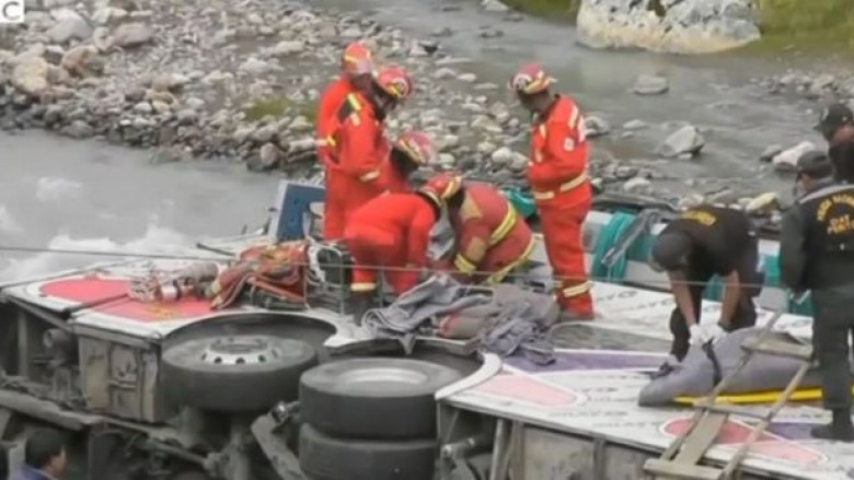 Peru, autobusi bie në lum, 23 të vdekur