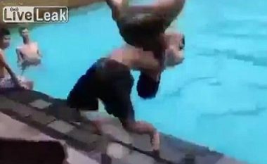 Pasi të shikoni këtë video, më nuk do të bëni lojëra afër pishinës (Video)