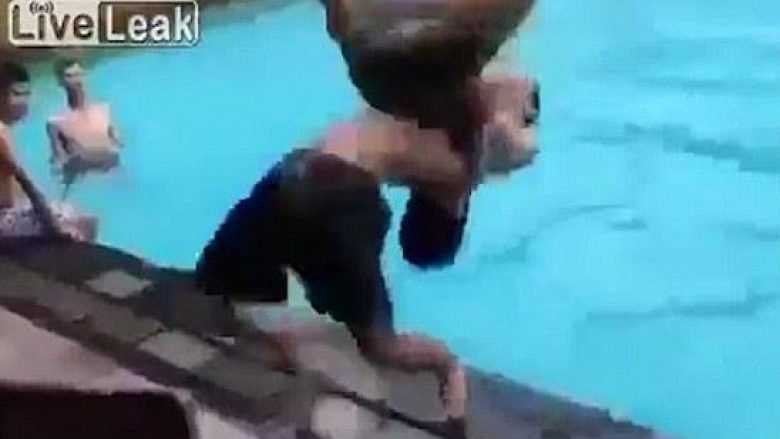 Pasi të shikoni këtë video, më nuk do të bëni lojëra afër pishinës (Video)
