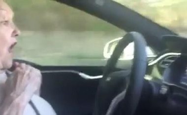 Reagimi qesharak i 70-vjeçares, kur provon autopilotin e veturës Tesla Model S (Video)