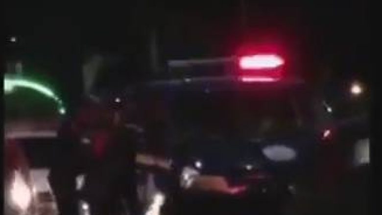 Në mes të Tiranës: Policët zhveshin me dhunë një qytetar! (Video)